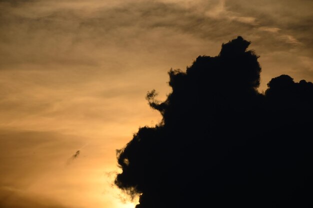 Zwarte wolken von gewitter mit sonne uber berg