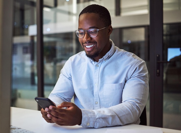 Zwarte zakenmantelefoon en netwerken in nachtkantoor met digitaal marketingschema, sociale media-kalender en crm-app Glimlach blij of motivatiemedewerker met mobiel adverteren b2b-software-idee