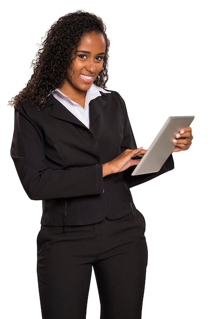 zwarte zakenvrouw te typen op digitale tablet