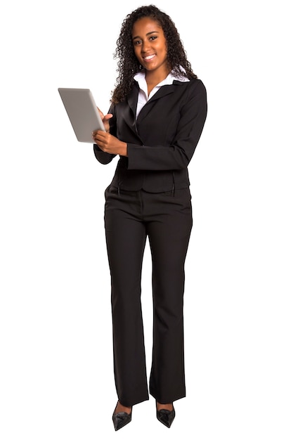 zwarte zakenvrouw te typen op digitale tablet