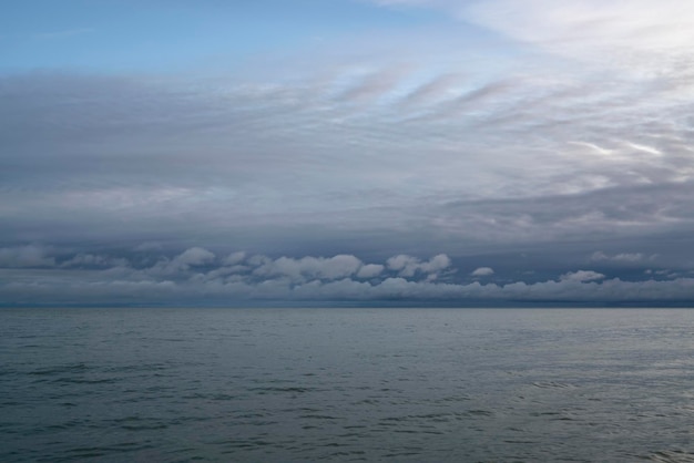 Zwarte Zee aan de kust van Sochi tegen de avondrood Sochi Krasnodar Krai Rusland