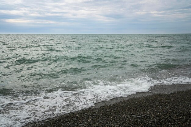 Zwarte Zee en een kiezelstrand aan de kust van Sotsji op een zomerdag Sotsji Krasnodar Territory Rusland