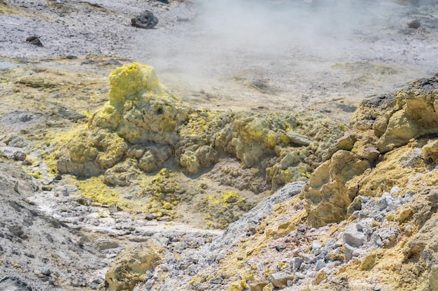 Zwavelafzettingen rond een solfatara in een fumaroleveld op de helling van een vulkaan