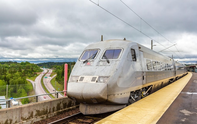 Foto zweden hogesnelheidstrein op het station sodertalje syd in zweden