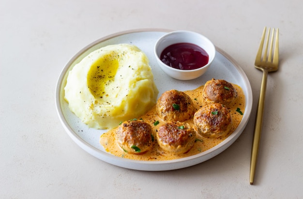 Zweedse gehaktballetjes in roomsaus, aardappelen en bosbessensaus Zweedse keuken Recept