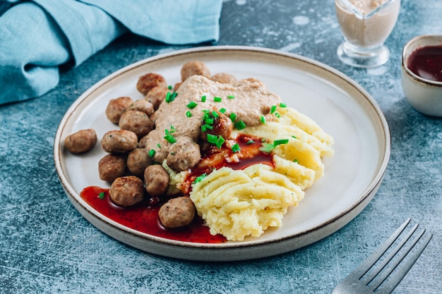 Zweedse gehaktballetjes kottbullar aardappelpuree uiensaus en bosbessensaus