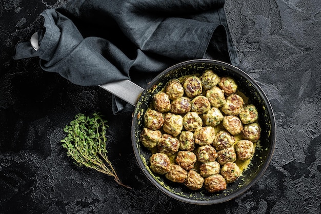 Zweedse gehaktballetjes met roomsaus in een koekenpan Zwarte achtergrond Bovenaanzicht