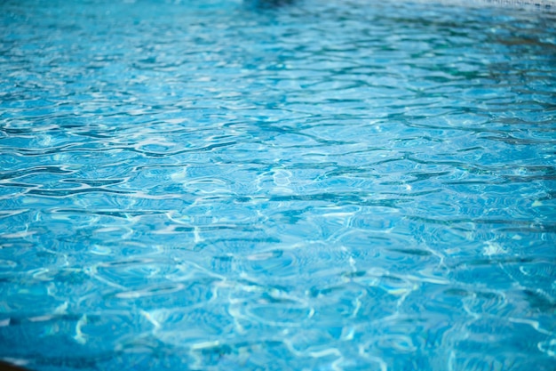 Zwembad blauw water in het zwembad zomerrust zomer