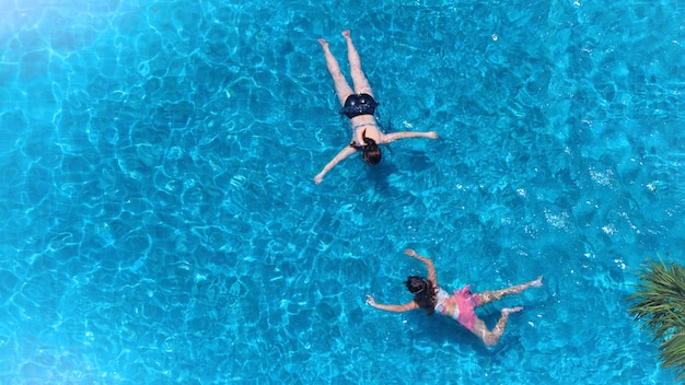 Zwembad bovenaanzicht hoek blauwe kleur helder water