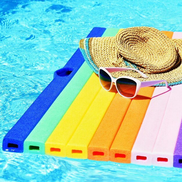 Foto zwembad en ligstoel met schoon water zomerachtergrond voor reizen en vakantie