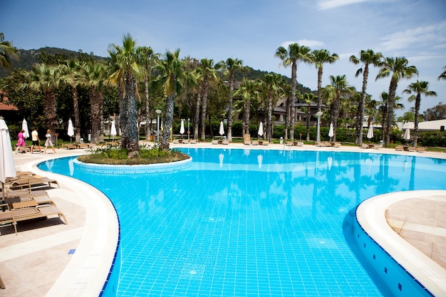 Zwembad en palmbomen prachtig resort zithoek zomervakantie bij het zwembad met palmbomen