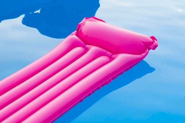 Foto zwembad en roze matras zomertijd en leeg zwembad vakantie kleurrijke zomer achtergrond