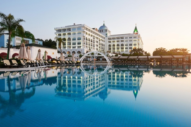 Zwembad en strand van een luxe hotel Type entertainmentcomplex Amara Dolce Vita Luxury Hotel Resort TekirovaKemer