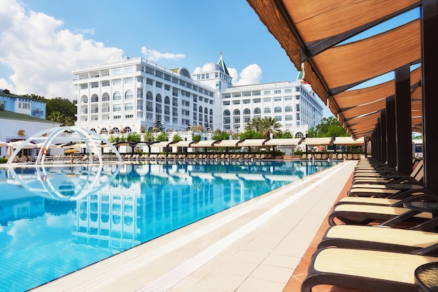 Zwembad en strand van luxehotel.