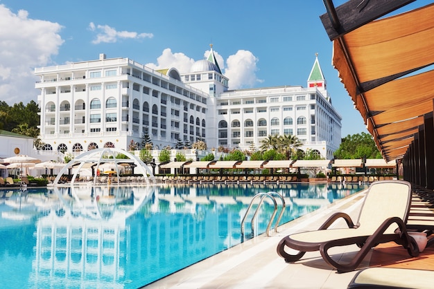 Zwembad en strand van luxehotel.