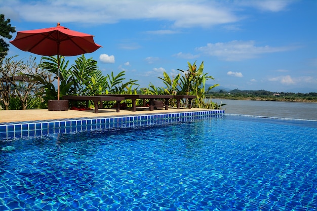 Zwembad in de buurt van Khong rivier met blauwe lucht Chiangsan in Chiangrai Thailand