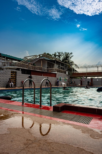 zwembad in een resort in Bangladesh