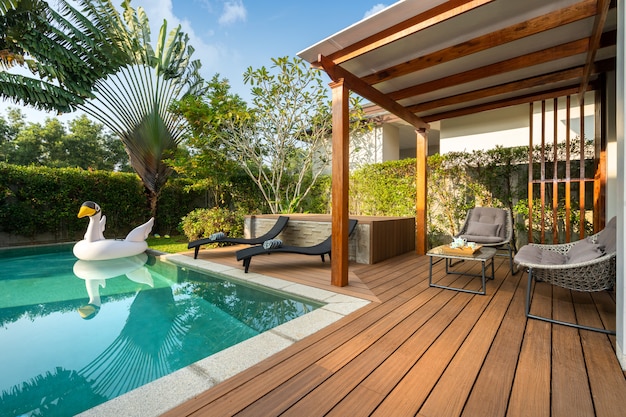 Foto zwembad in tropische tuinvilla