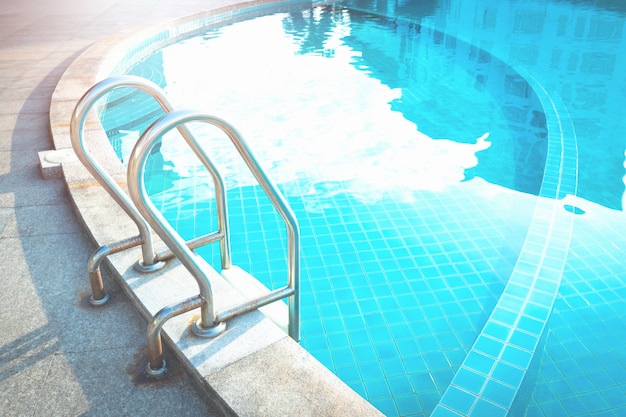 Zwembad met trap bij hotel.