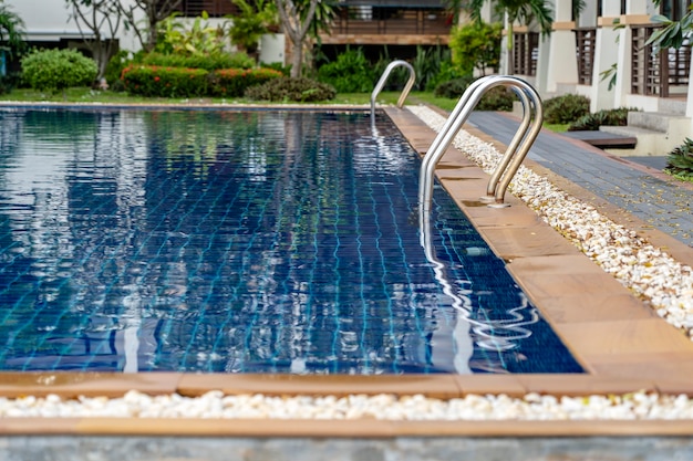 Zwembad met trap en blauw water in het hotel, close-up. Thailand