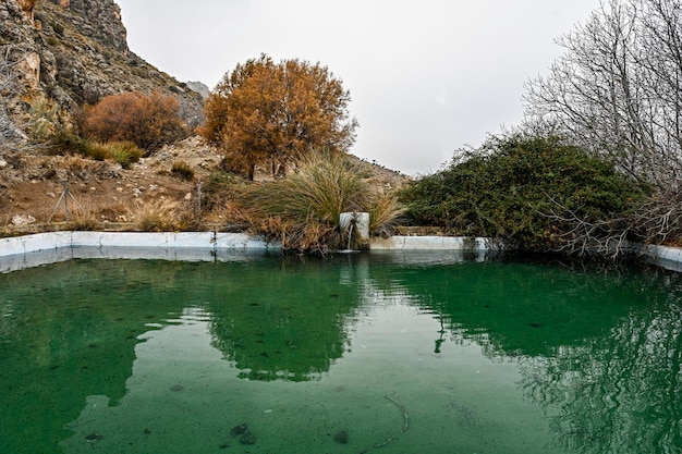 Foto zwembad of vijver met water voor irrigatie in granada andalusië