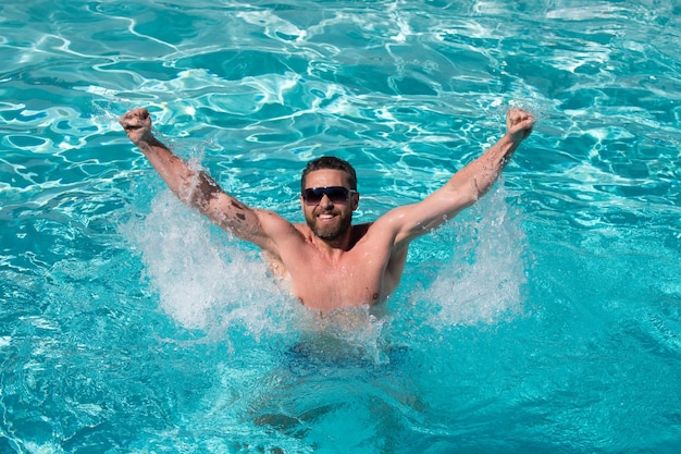 Zwembad resort man in water gelukkig man in zwembad zomer vakantie zomer man