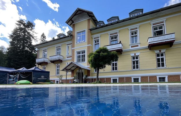 Zwembad van een grote villa in de bergen