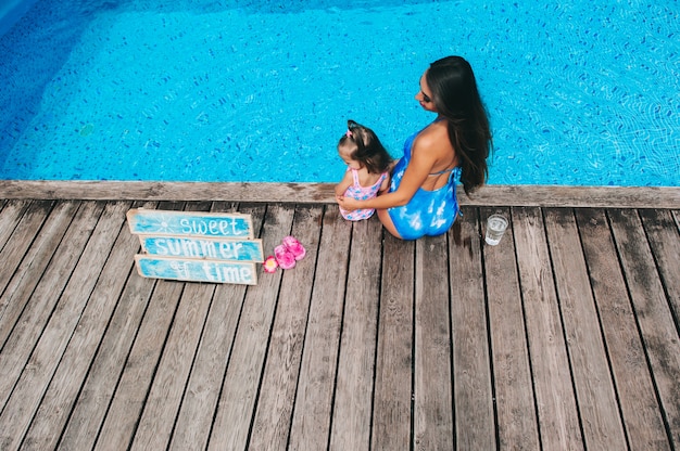 Zwembad zwangere moeder en kind