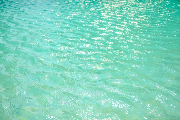 Zwembadblauw water met een golf- en zonlichtreflectie-effect