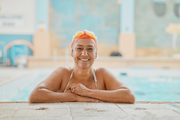 Zwemfysiotherapie en fitness met een volwassen vrouwelijke patiënt in een zwembad voor revalidatie Wateroefening en herstel met een oudere vrouw in een zwembad voor watertraining of wellness