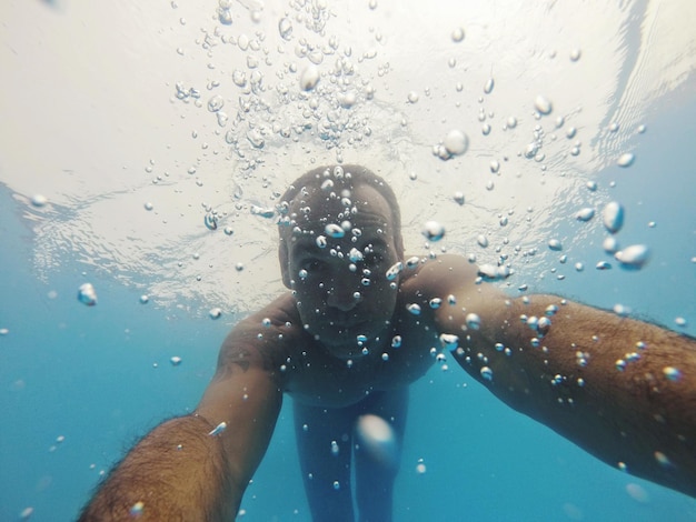 Foto zwemmen op zee op de gelukkige eilanden