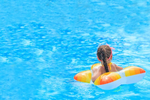 Zwemmen, zomervakantie - meisje spelen in blauw water - ruimte voor tekst