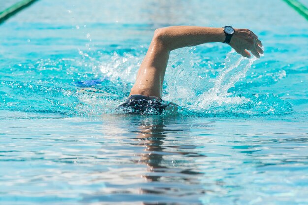 Zwemmer in steegpool, mens in water