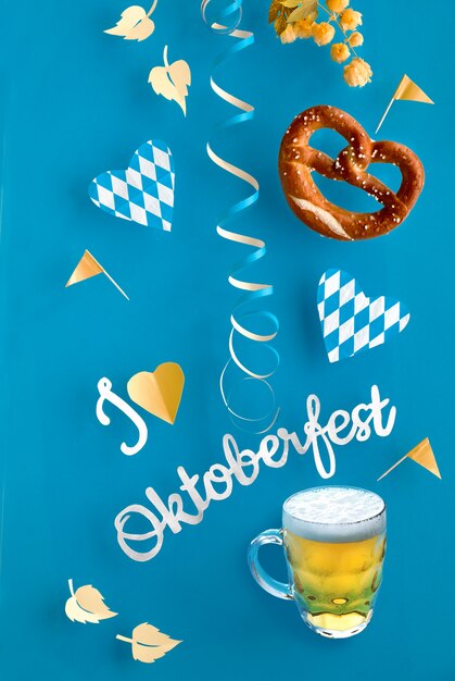 Foto zwevende oktoberfest-decoraties, pretzel en mok bier