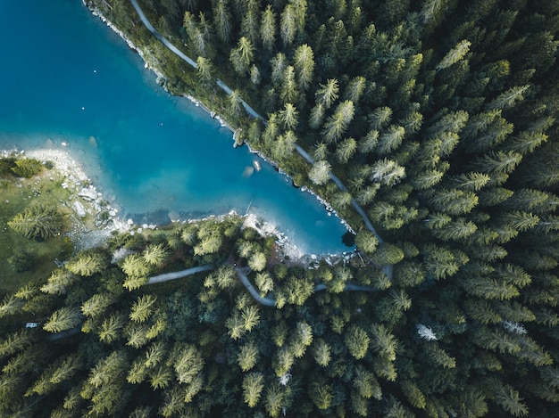 Zwitserland's schitterende Caumasee met zijn kristalhelder en turquoise water