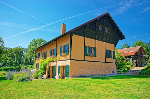 Zwitsers huis in een dorp in Yverdon les Bains in het district Jura Nord Vaudois in het kanton Vaud, Zwitserland.