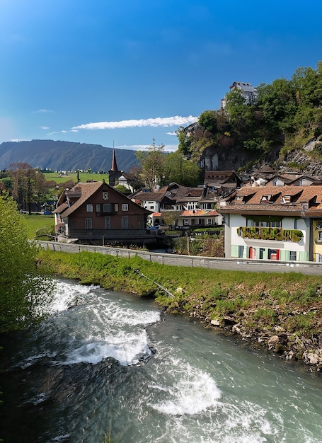 Zwitsers landschap met rivierstroom en huizen _ai_generated