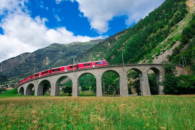 Zwitserse bergtrein Bernina Express Steek de brug over in de cir