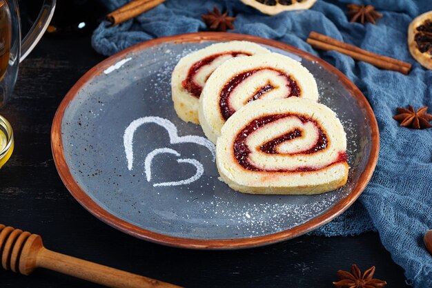 Foto zwitserse broodje met aardbeienjam jelly broodje met decoratie