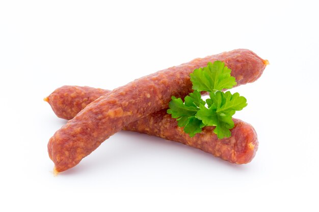 Zwitserse peperoni of salami, peterselieworst. Geïsoleerd op witte achtergrond.