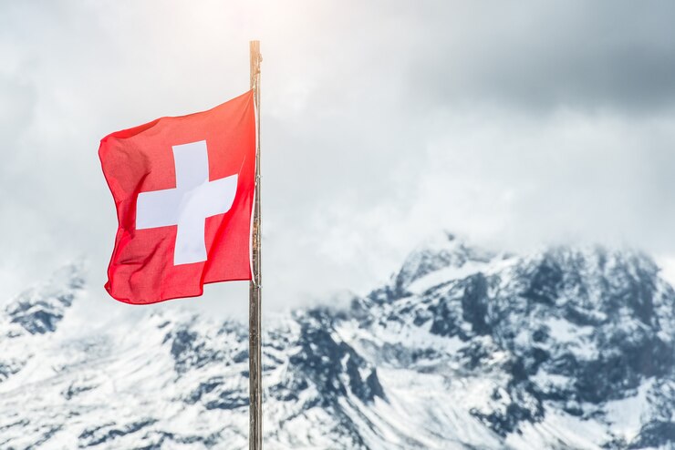 Foto zwitserse vlag in de alpen