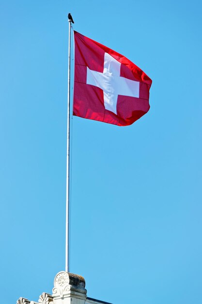 Zwitserse vlag zwaaien door de wind in Ouchy dorp in Lausanne, Zwitserland.