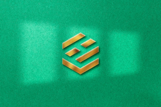 3D-effect gouden logo-mockup op groene textuurachtergrond met schaduwoverlay