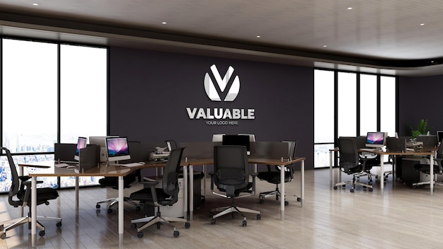 3d-logomodel op kantoorwerkruimte aan de muur met desktopcomputer