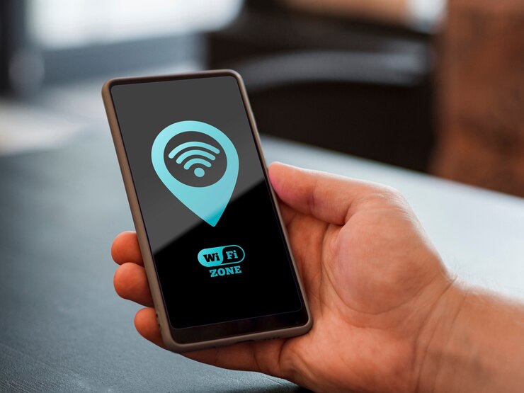 PSD 5g bağlantısı olan bir telefon tutan kişi