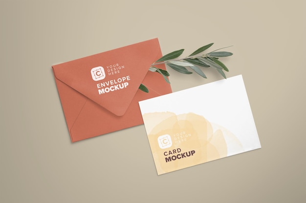 PSD mockup di carta 5x7in su busta con ramo di ulivo nascosto