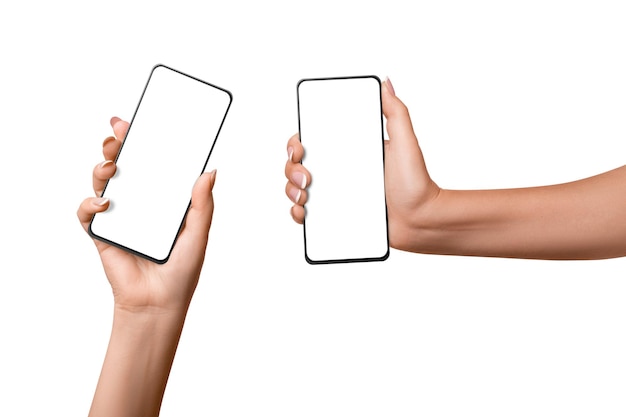 Женская рука держит телефон с пустым экраном два угла на изолированном прозрачном фоне