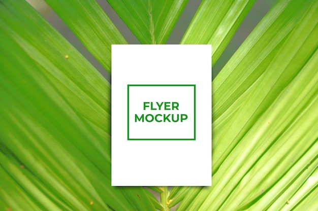 A4 flyer mockup ontwerpsjabloon met natuurlijk groen blad