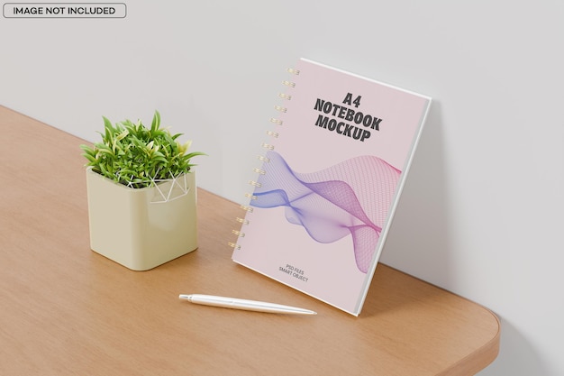 A4 Mockup van een notitieboek met pen en plant op een houten bureau