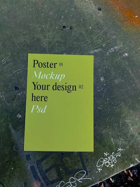 PSD Макет вертикального плаката формата а4, лежащий в городской местности psd